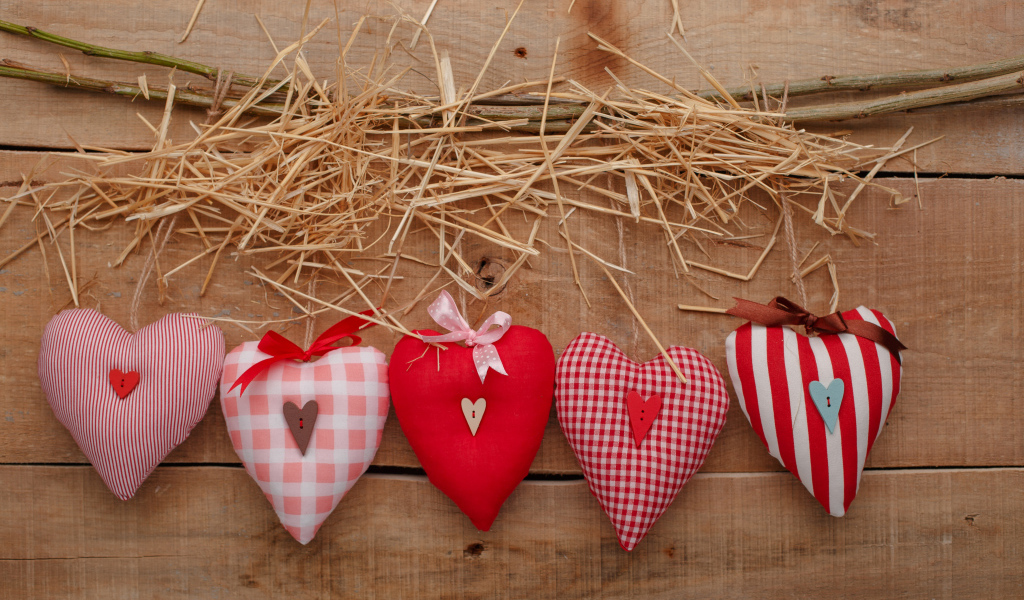 Тканевые сердечки на столе с сеном и веткой