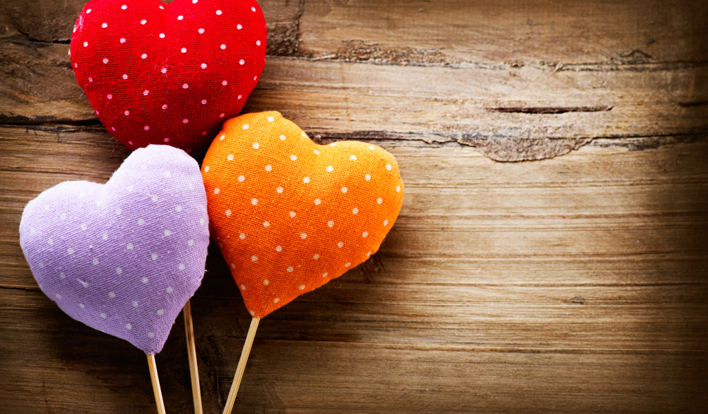 Сердечки из ткани на деревянных палочках