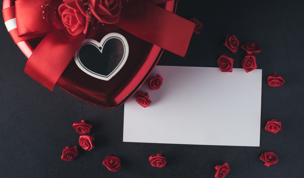 Подарочная коробка с листом бумаги и розами из ленты