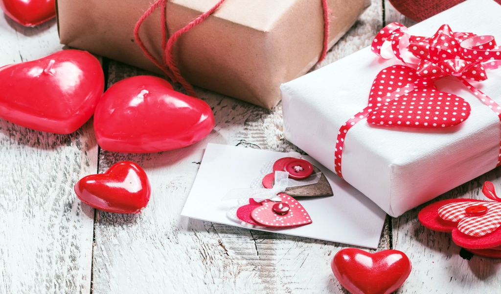 Подарки с сердечками на столе 