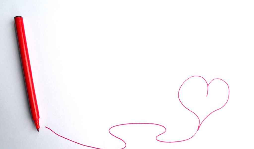 Сердце нарисовано фломастером на белом фоне 