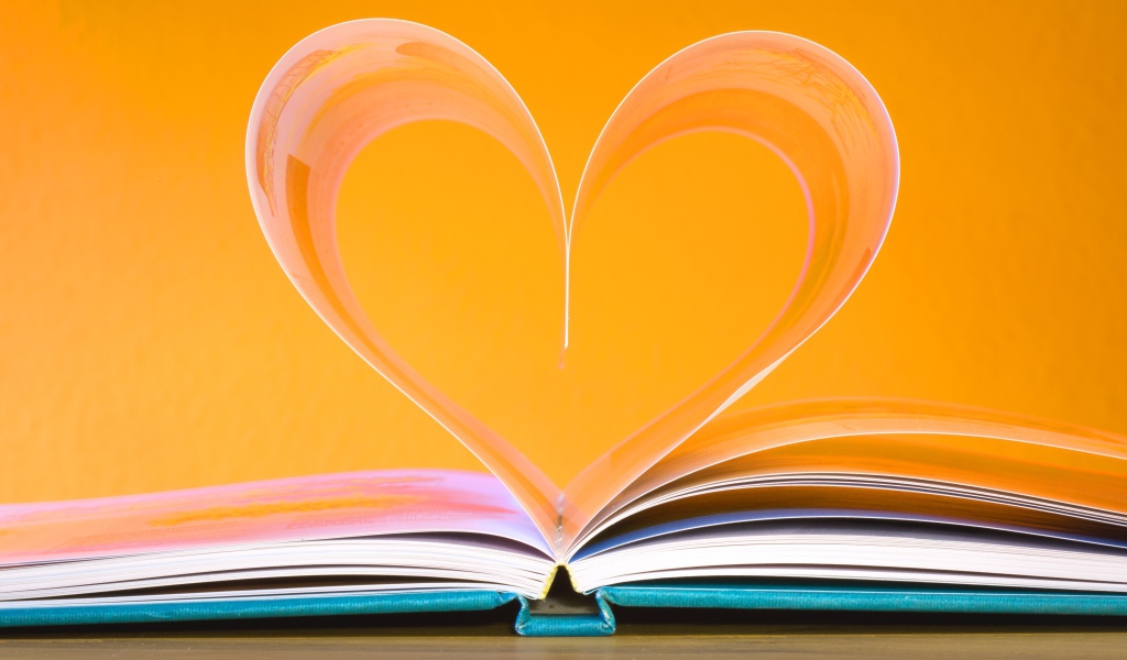 Сердце из страниц книги на желтом фоне