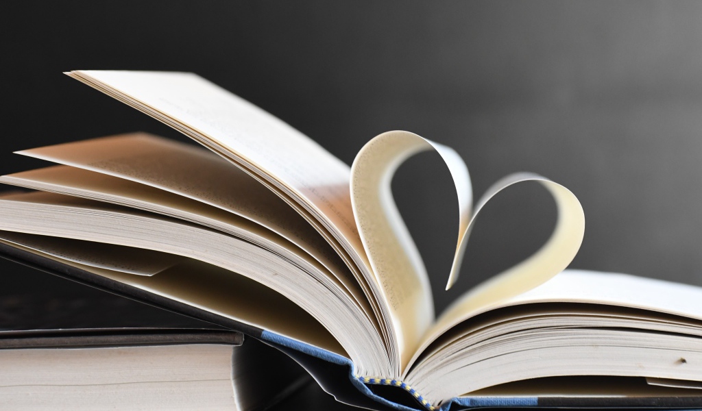 Сердце из страниц книги на сером фоне