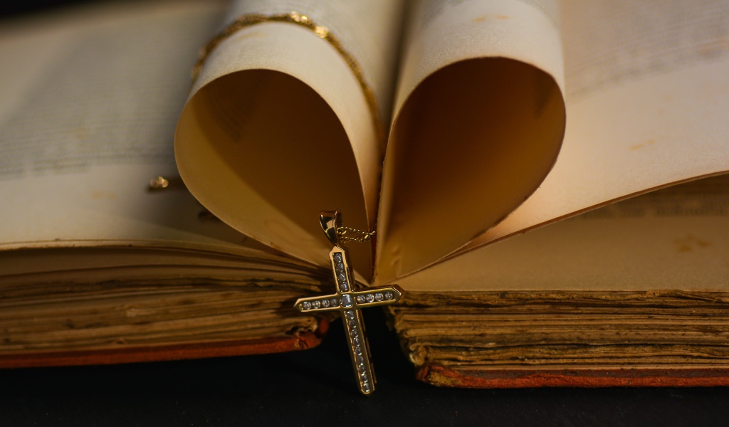 Сердце из страниц книги в золотым крестом на цепочке 