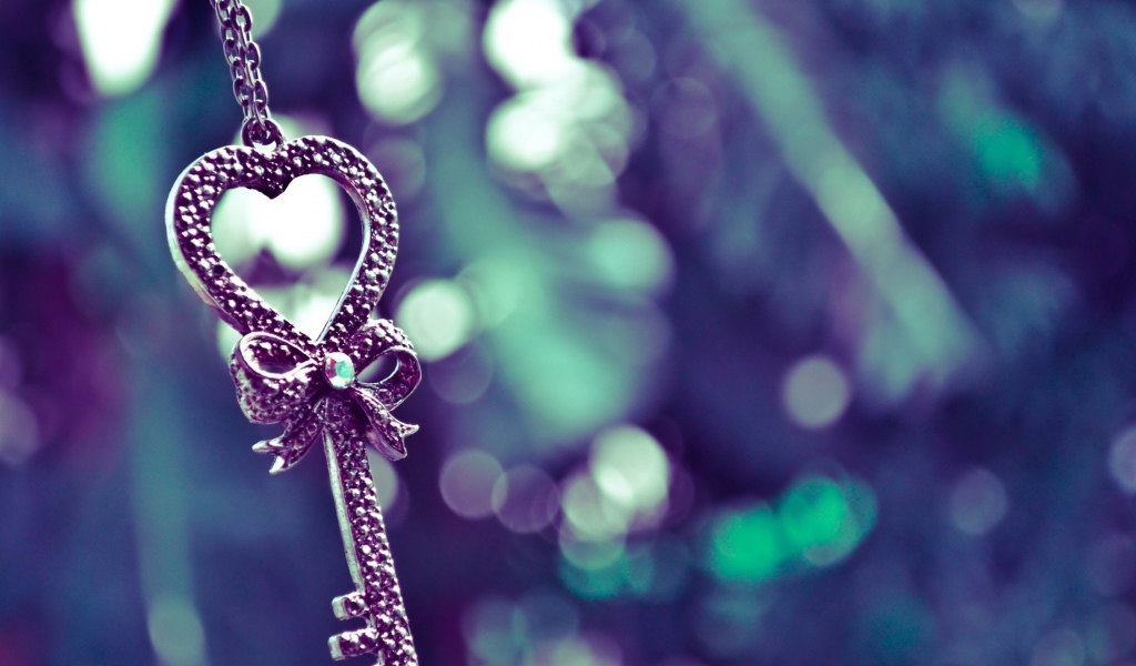 Подвеска в форме ключа с сердцем