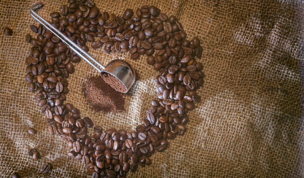 Сердце из кофейных зерен на мешке 