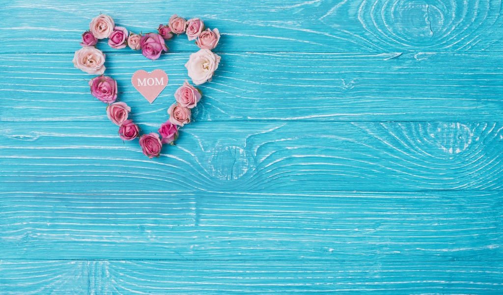 Сердце из цветом на голубом фоне для мамы