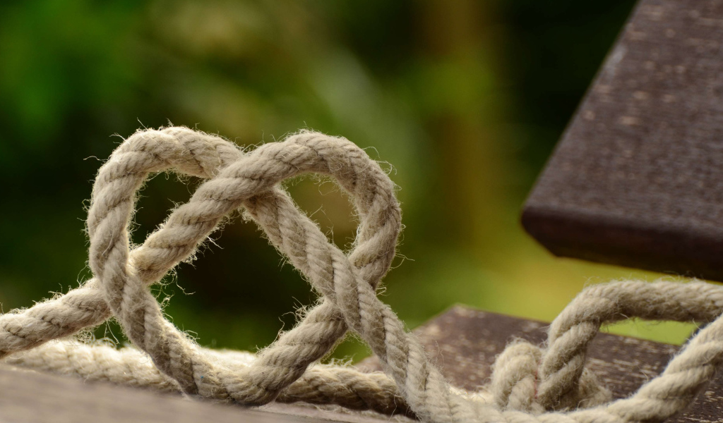 Сердце из бечевки на лавке 