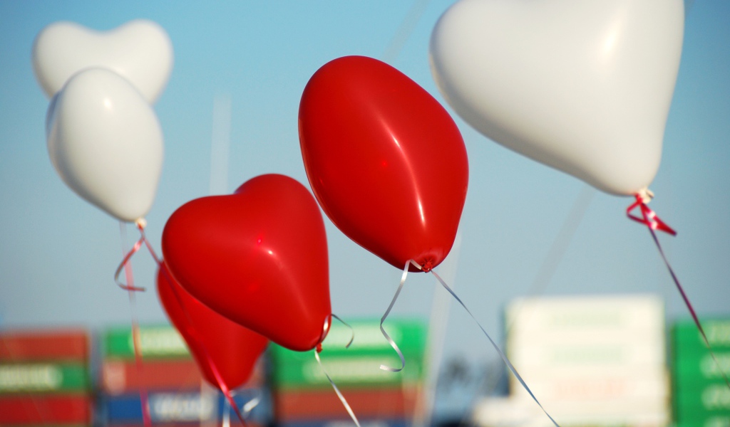Белые и красные воздушные шарики в форме сердца