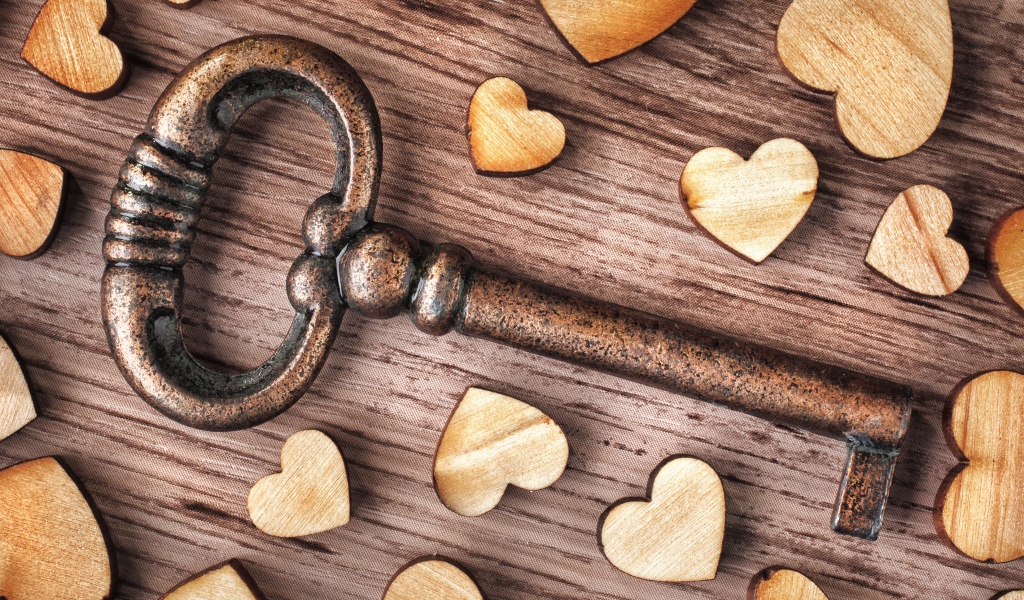 Большой железный ключ с деревянными сердечками 