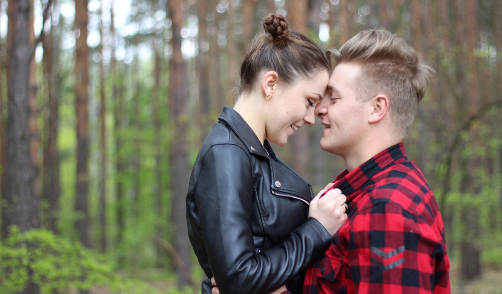 Влюбленная пара стоит в лесу 