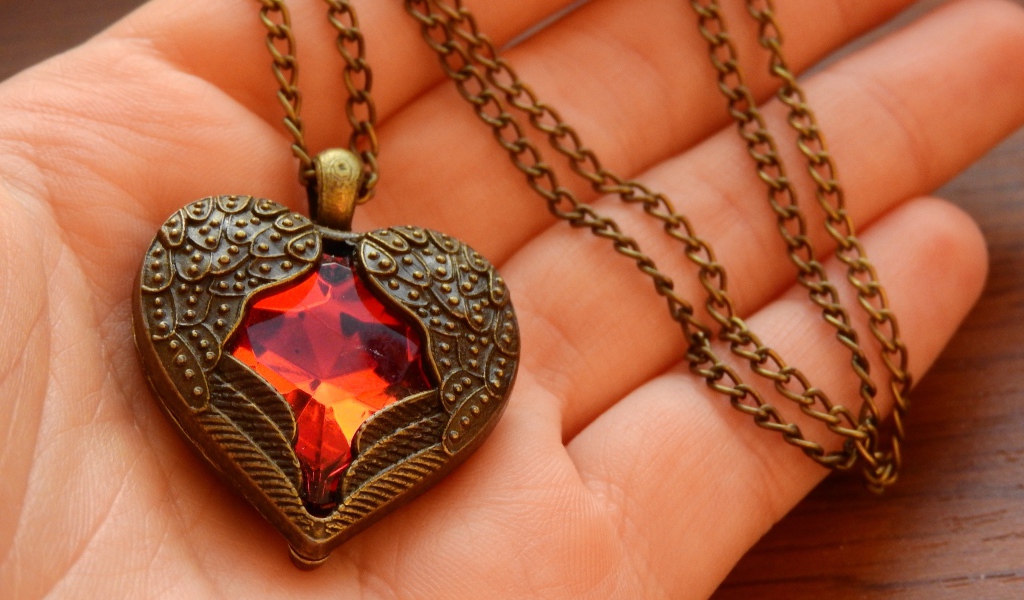 Кулон в форме сердца на ладони 