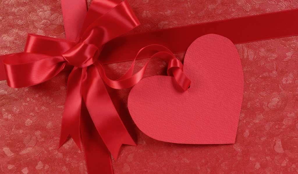 Красное сердце с бантом из ленты 
