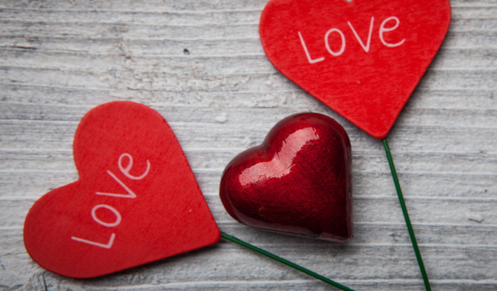 Красные сердечки на сером столе 