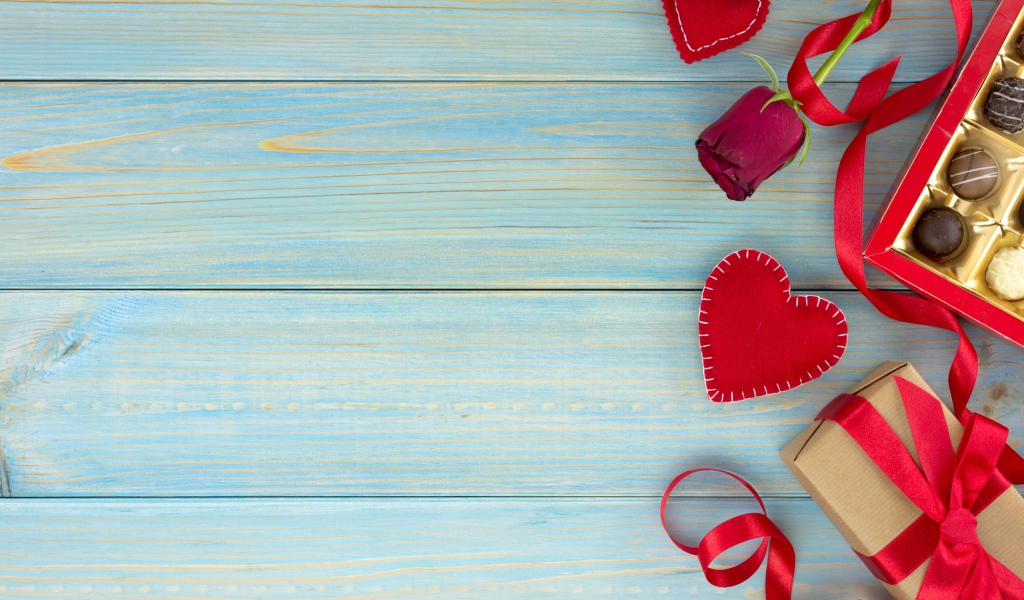 Роза, подарок, сердечки и конфеты для любимой на голубом фоне