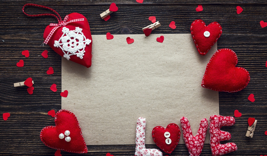 Шаблон для любовной открытки с сердечками на столе