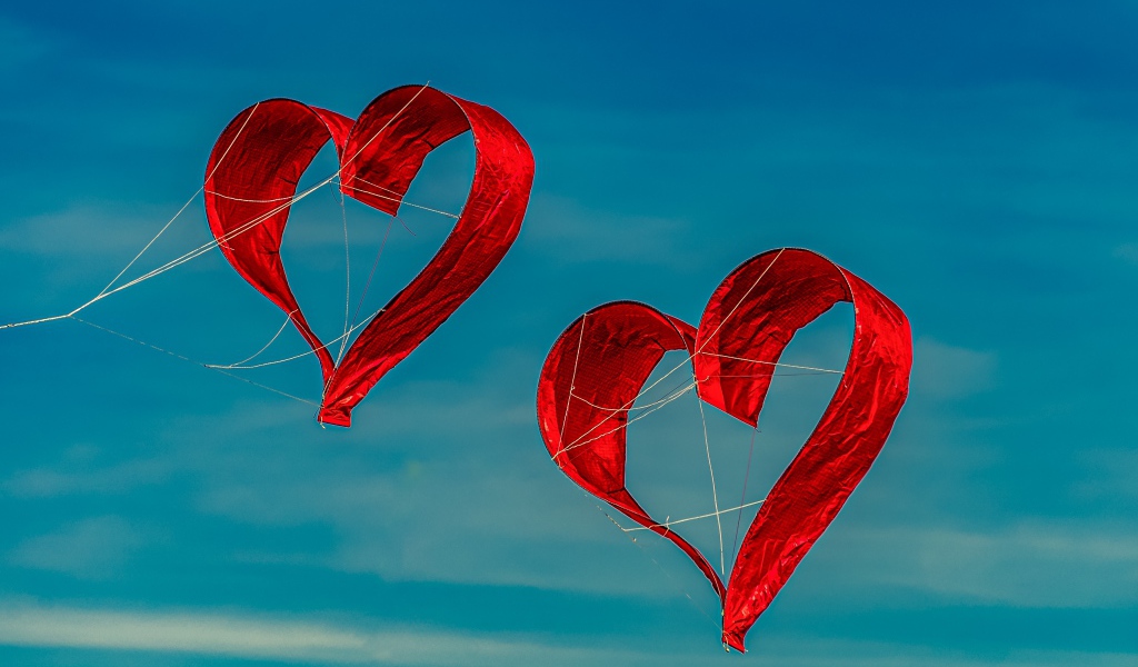 Два воздушных змея в форме сердца в небе