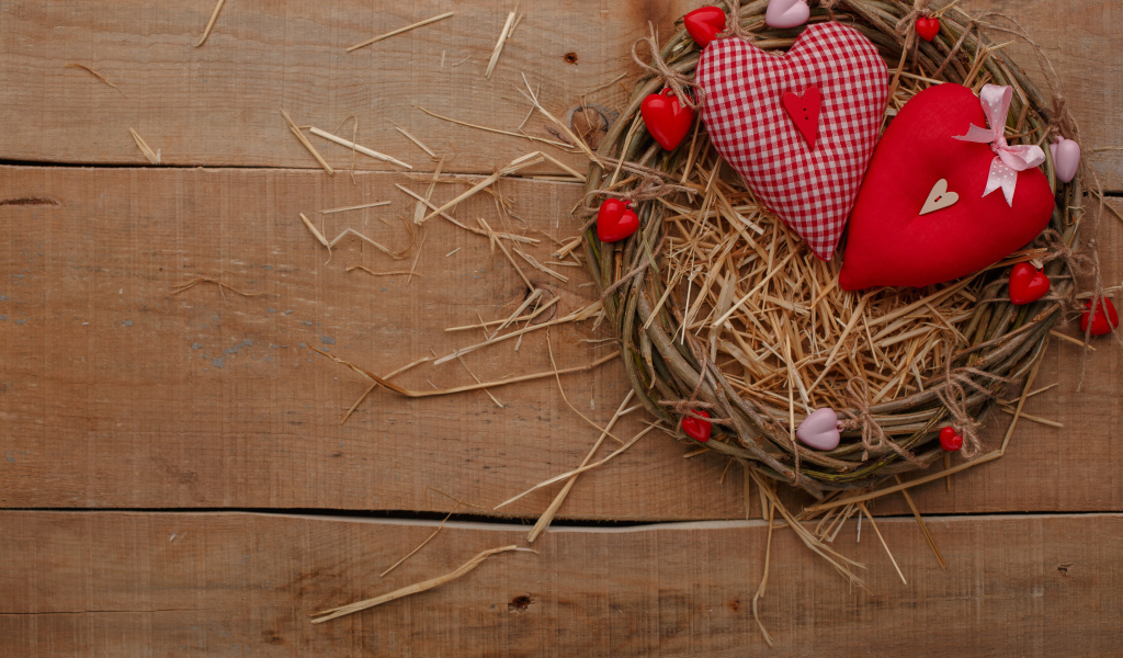 Два сердца из ткани на столе в гнезде 
