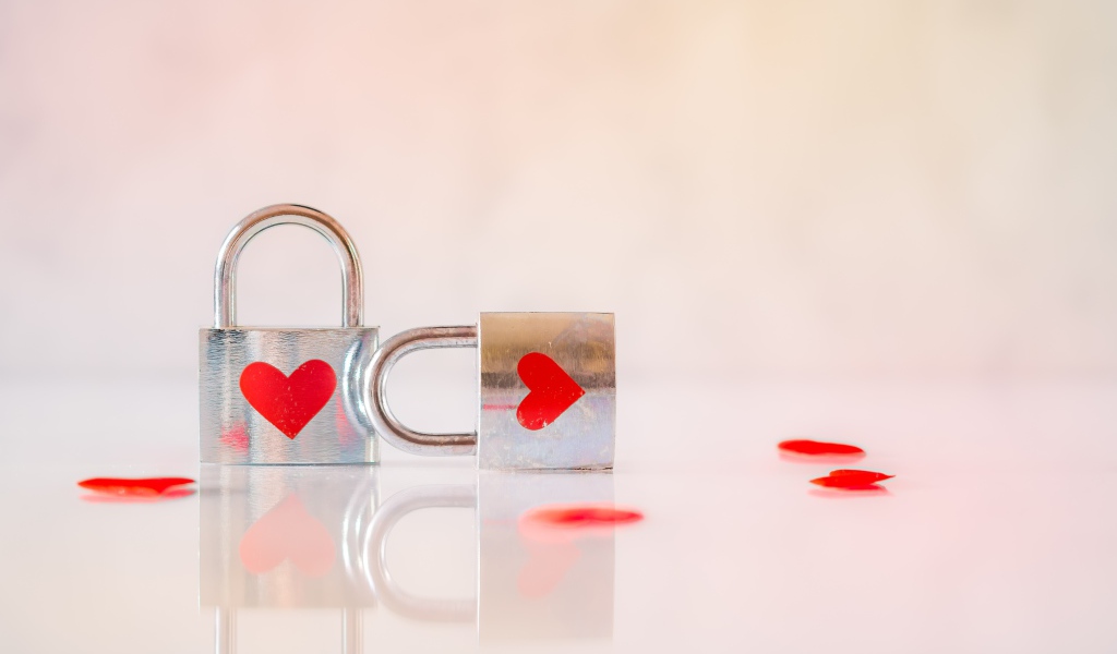 Два замка для влюбленных с красными сердечками