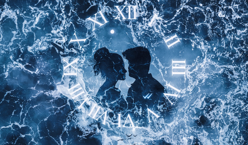 Часы с влюбленной парой на фоне воды