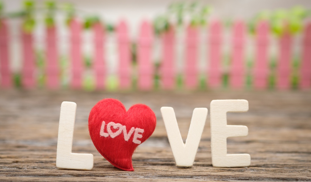 Белые буквы LOVE с красным сердечком