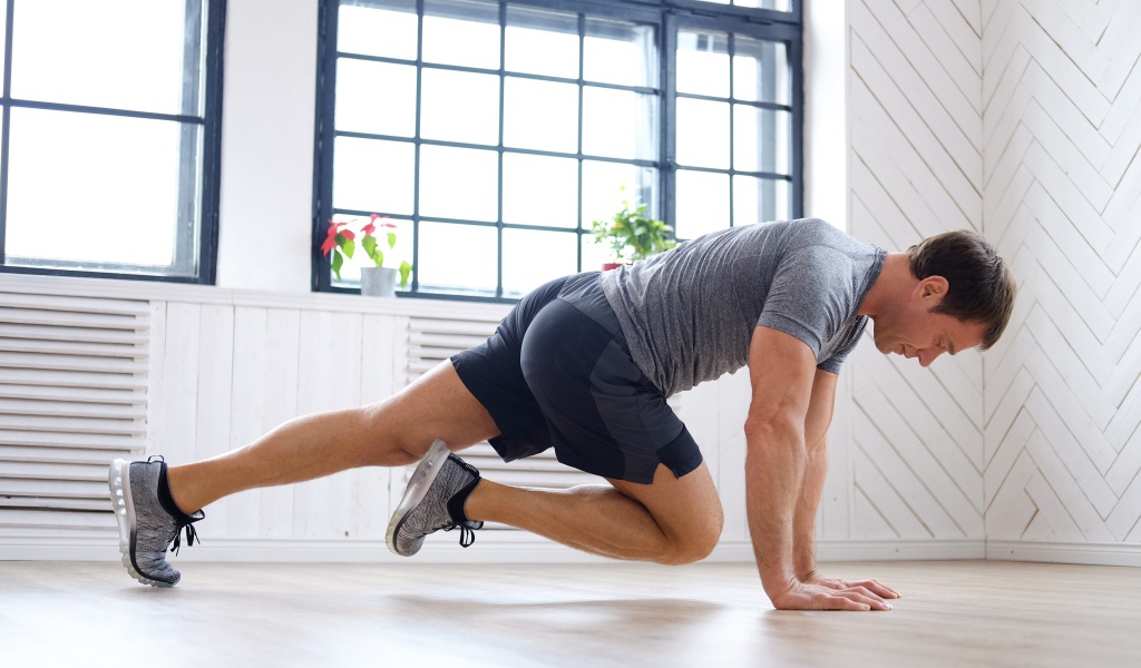 Спортивный мужчина делает упражнения в спортзале 