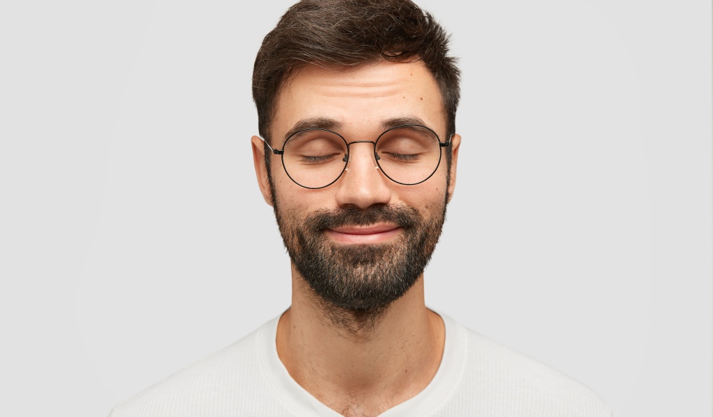 Бородатый мужчина с очками на лице 