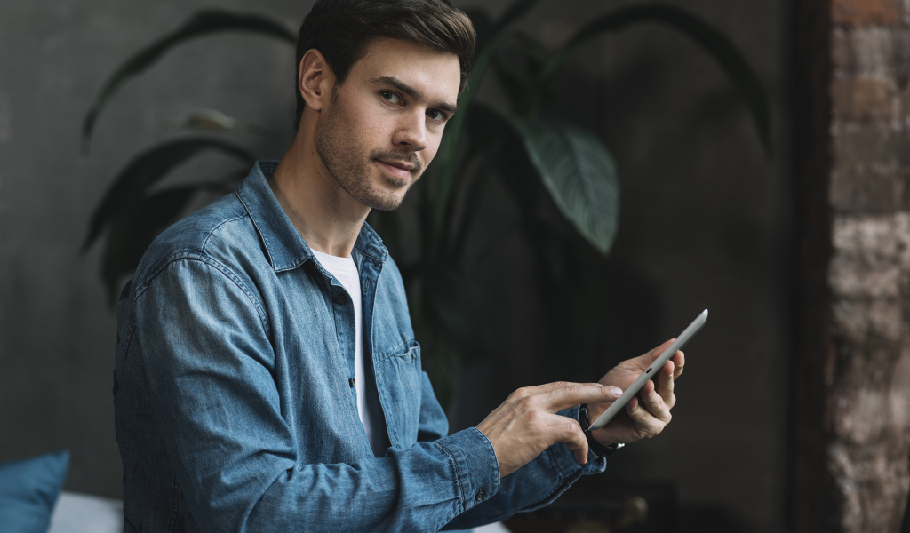 Красивый мужчина со смартфоном в руке