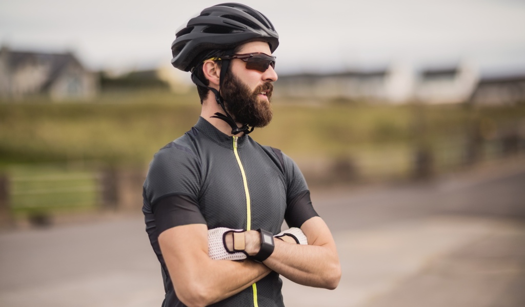 Мужчина велосипедист в черном шлеме 