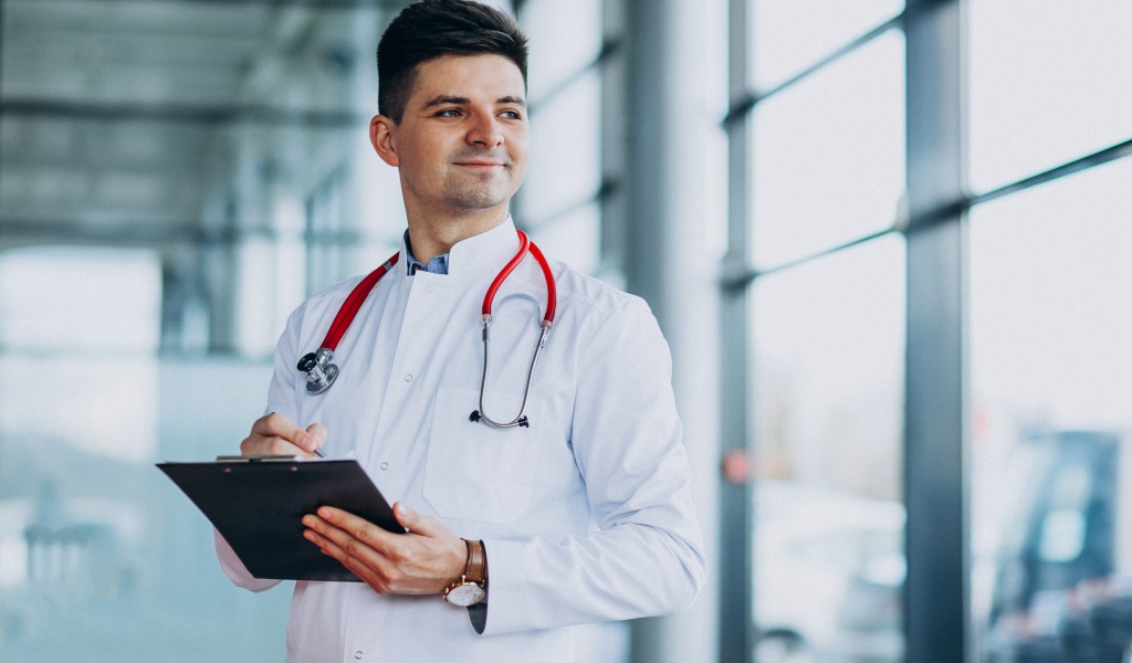 Мужчина доктор в больнице у окна 