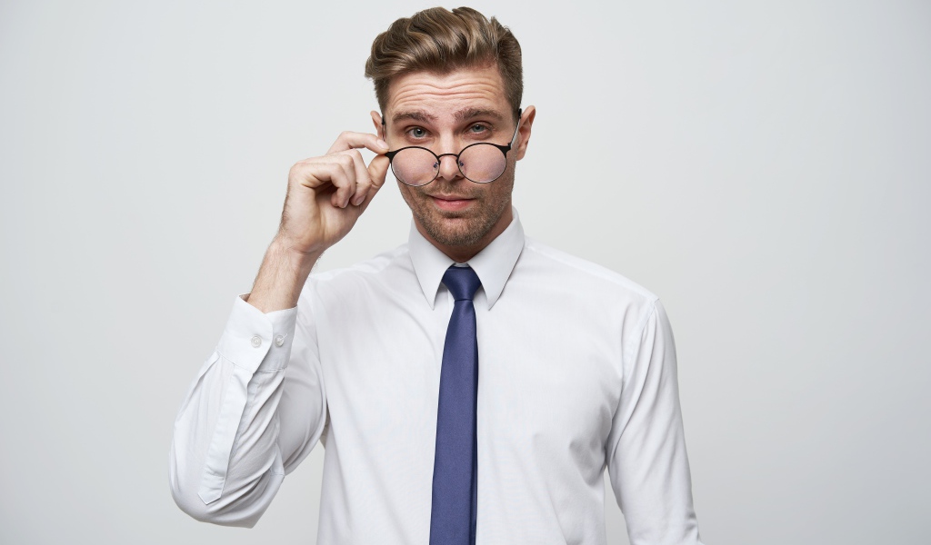 Стильный мужчина в белой рубашке в очках 