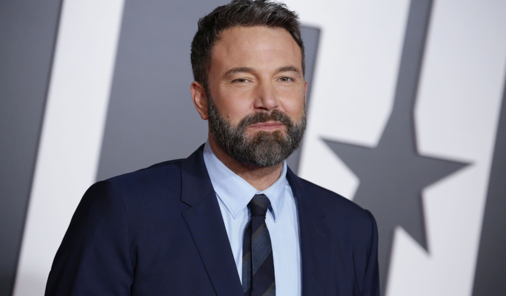 Актер Бен Аффлек с бородой в костюме