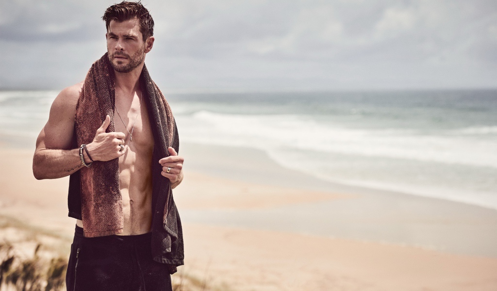 Актер Крис Хемсворт в полотенцем на шее