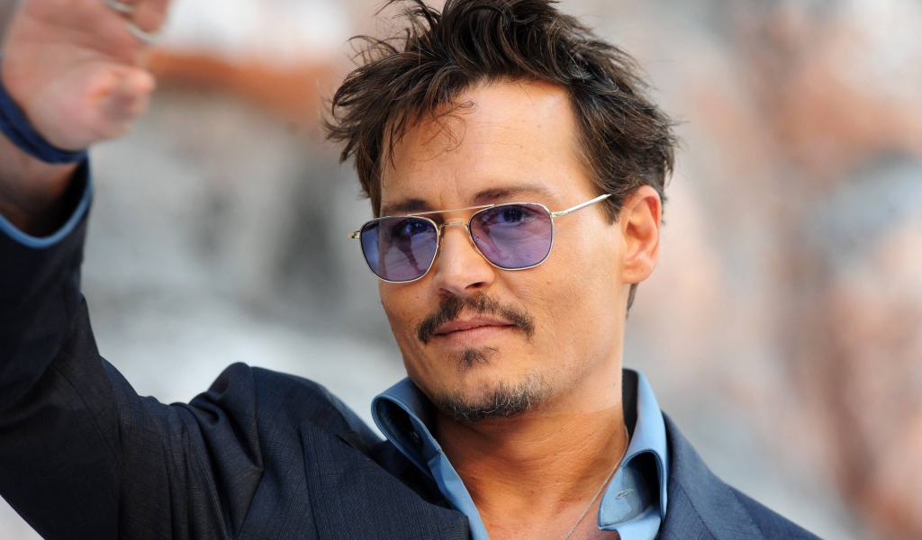 Актер Джонни Депп в дорогом костюме