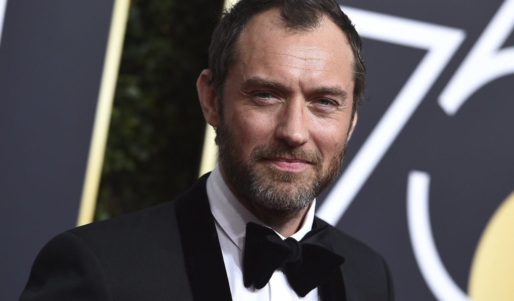 Актер Джуд Лоу в костюме с бабочкой