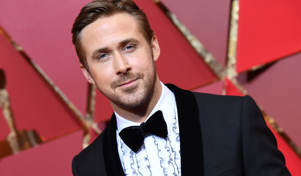 Актер Райан Гослинг в костюме на красном фоне