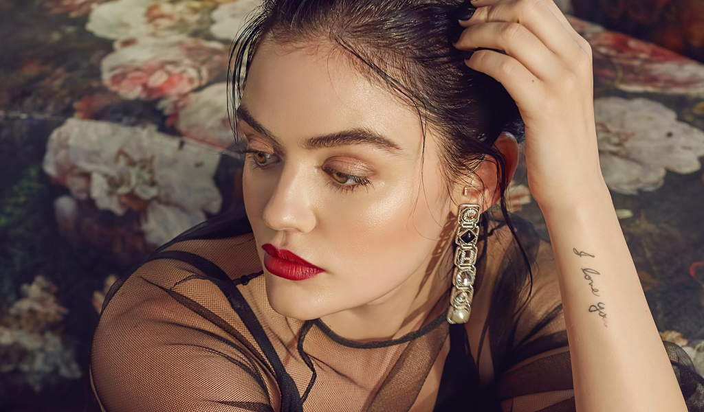 Актриса Люси Хейл отвела взгляд 