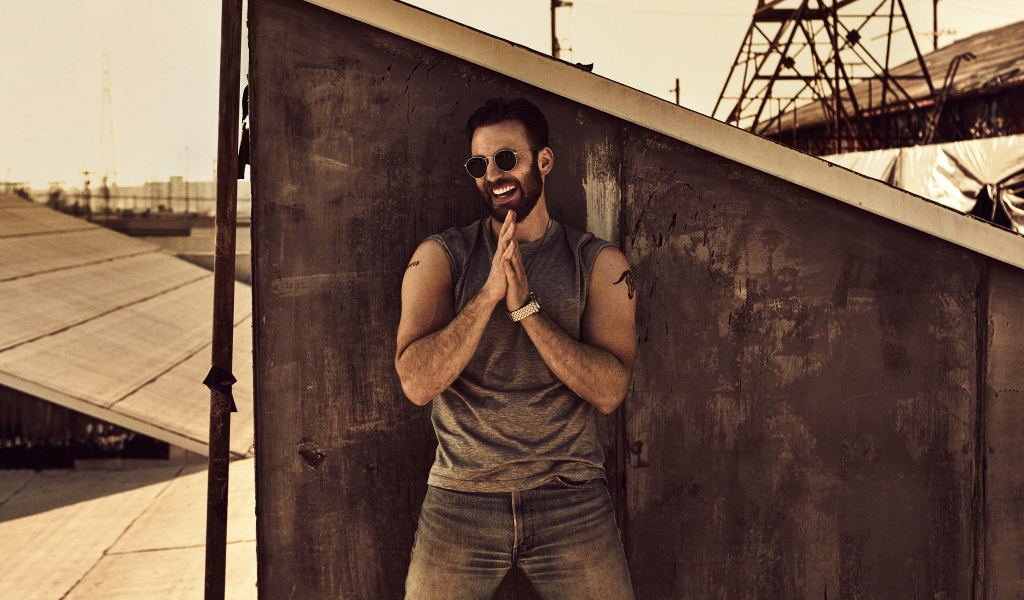 Американский актер Крис Эванс в солнечных очках