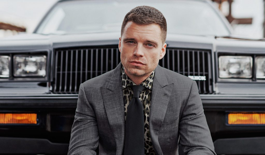Американский актер Себастиан Стэн в костюме у машины