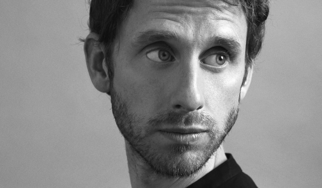 Британский актер Роберт Эммс лицо крупным планом