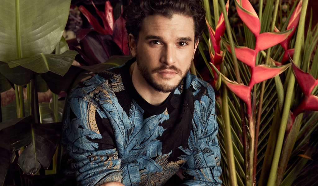 Английский актер Кит Хэрингтон на фоне цветов