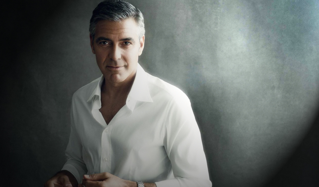 Красивый мужчина, актер Джордж Клуни в белой рубашке 