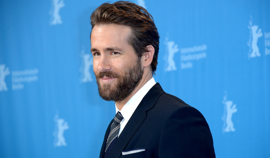 Красивый мужчина в костюме, актер Райан Рейнольдс