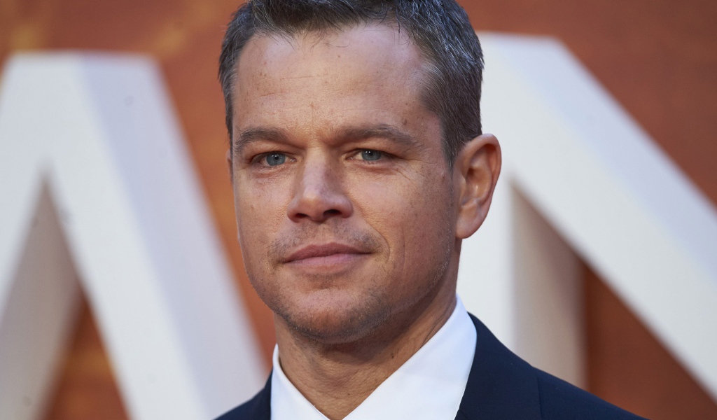 Красивый популярный актер Мэтт Деймон в костюме