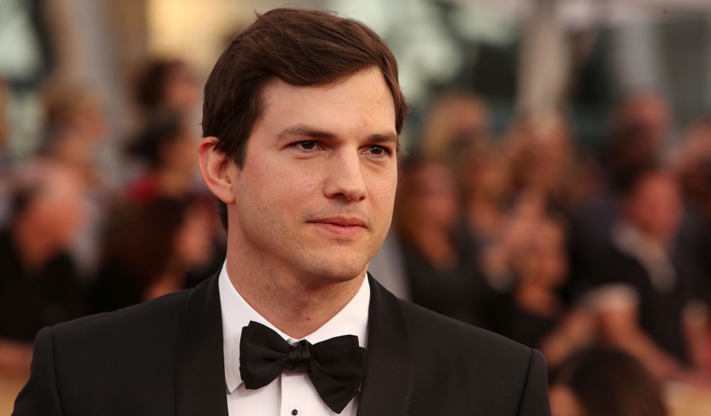 Красивый стильный мужчина, актер Эштон Кутчер в костюме