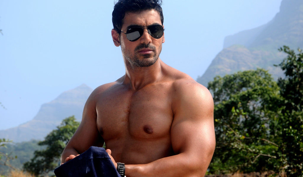 Накаченный мужчина индийский актер Джон Абрахам