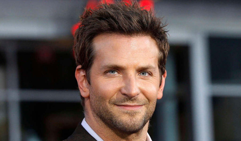 Популярный актер Брэдли Купер крупным планом