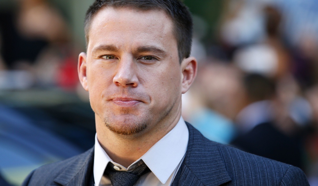 Популярный актер Ченнинг Татум в костюме крупным планом