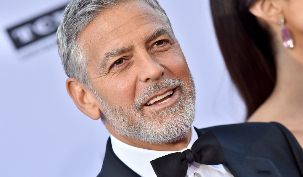 Популярный актер Джордж Клуни в костюме