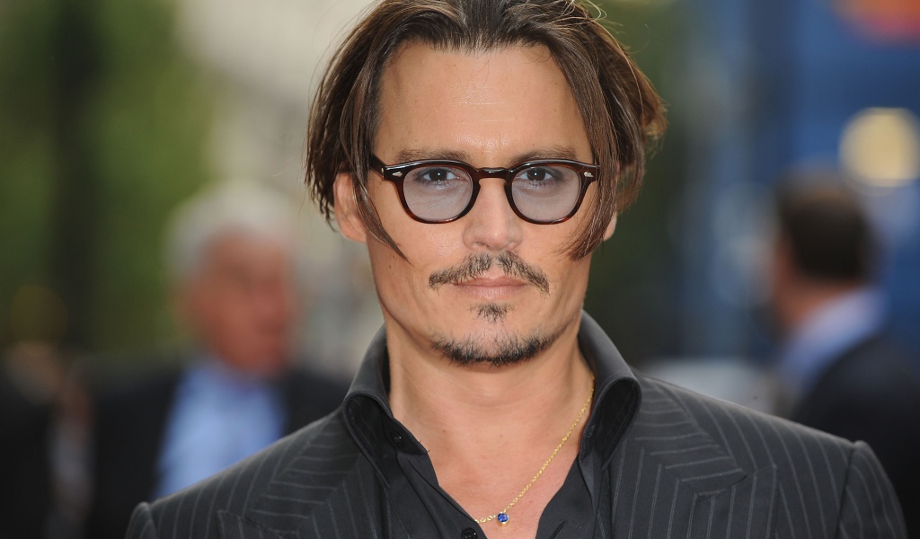 Популярный актер Джонни Депп в очках и пиджаке